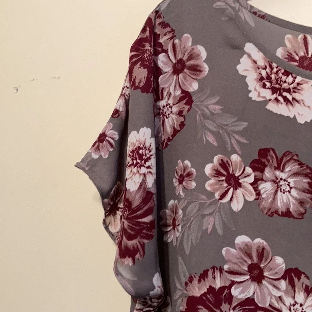 Banana Republic Gray Floral Short Sleeve Blouse with Burgundy Flowers - Picture 3 of 7